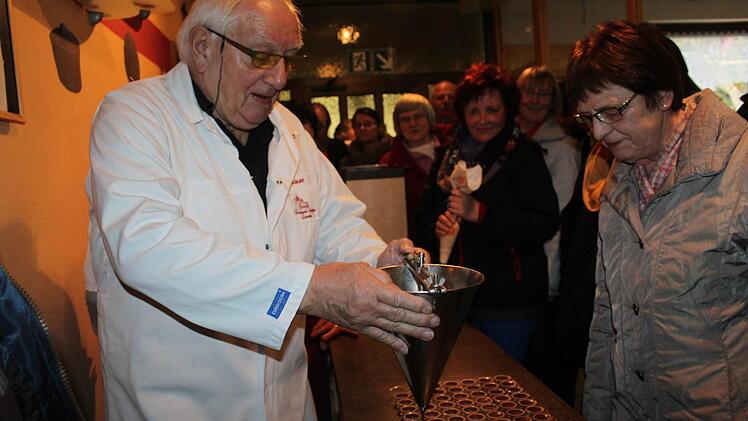 Inhaber Robert Bauer zeigt den FT-Lesern, wie das Herstellen von Pralinen geht. Fotos: Veronika Schadeck