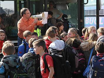 Rektor Jürgen Kretschmann verteilt die Schüler auf die Busse. Foto: Matthias Erlwein