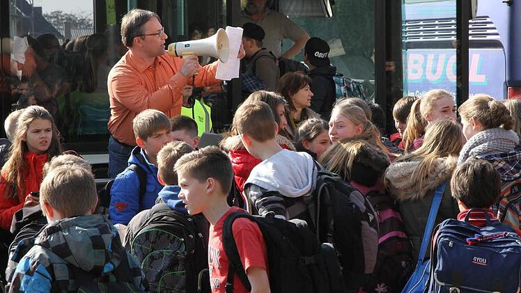 Rektor Jürgen Kretschmann verteilt die Schüler auf die Busse. Foto: Matthias Erlwein