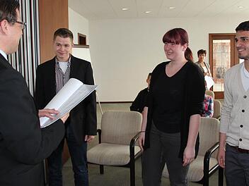 FTE-Personalleiter Olaf Fritsch sprach die technischen Zeichner Maximilian Wüstenberg (Ebern), Daniela Wachter (Rügheim) und Yildrim Süleyman (Baunach) frei Im Bild von links).