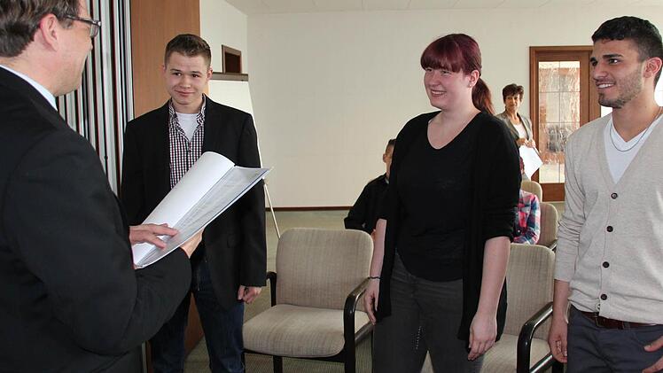 FTE-Personalleiter Olaf Fritsch sprach die technischen Zeichner Maximilian Wüstenberg (Ebern), Daniela Wachter (Rügheim) und Yildrim Süleyman (Baunach) frei Im Bild von links).