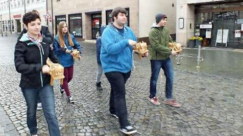 Beim Ratschen in der Herzogenauracher Hauptstraße  Foto: maw