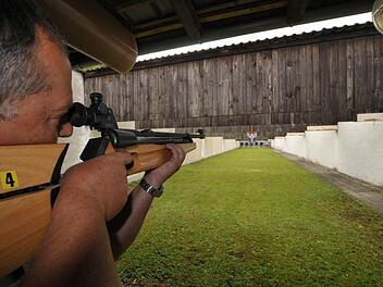 Abwechselnd schießen die Schützen auf die einzelnen Körperteile des Holzvogels. Fotos: Roland Meister