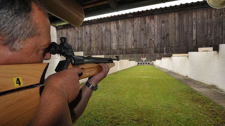 Abwechselnd schießen die Schützen auf die einzelnen Körperteile des Holzvogels. Fotos: Roland Meister