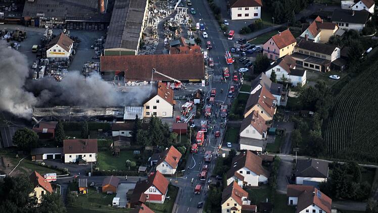 Aus der Luft ist die Vielzahl der Fahrzeuge von Feuerwehr und Rotem Kreuz auf der Bundesstraße 85 zu erkennen.  Foto: Olaf Pilz