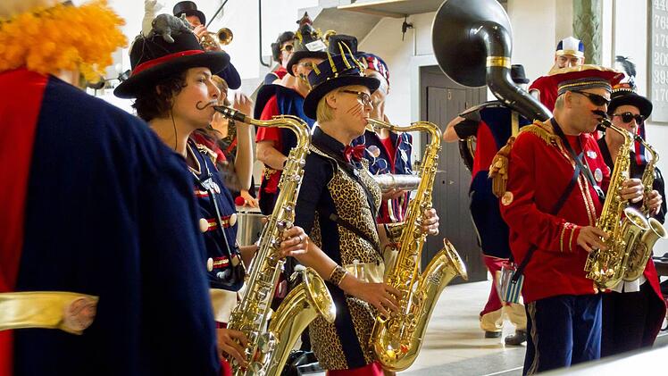 Die Quastenflosser wurden bei ihrem Auftritt in der Coburger Heilig-Kreuz-Kirche begeistert gefeiert.  Foto: Jochen Berger