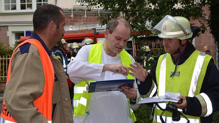 Dramatische Szenen bei der Großübung am Samstag im Haus Kreuzberg der Kurklinik "Am Kurpark" in Bad Kissingen.  Foto: Rauch