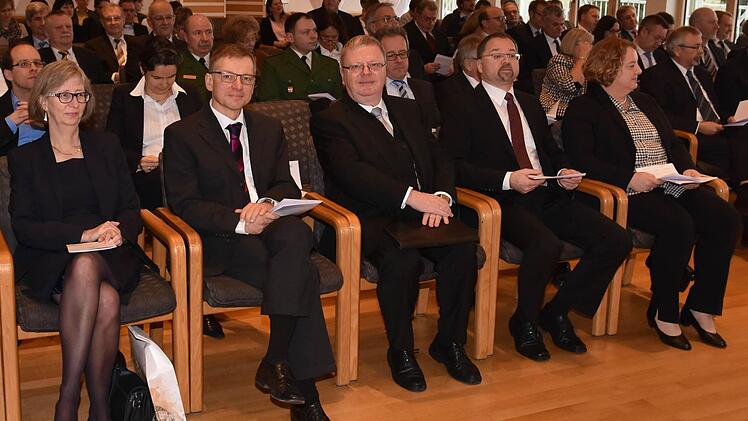 Viele hochrangige Gäste waren zur Verabschiedung des bisherigen Präsidenten des Amtsgerichts Haßfurt, Wolfgang Titze, und der Einführung seines Nachfolgers Holger Ebert ins Landratsamt Haßberge in Haßfurt gekommen. Unser Bild zeigt (in der ersten Reihe von links) Bettina und Wolfgang Titze, der den Präsidenten des Oberlandesgerichtes Bamberg, Clemens Lückemann, sowie Holger und Gudrun Ebert.