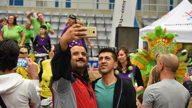 Ein Selfie zur Erinnerung musste sein, im Hintergrund sorgte die Sambagruppe Aipale für Stimmung. Foto: Gabi Arnold