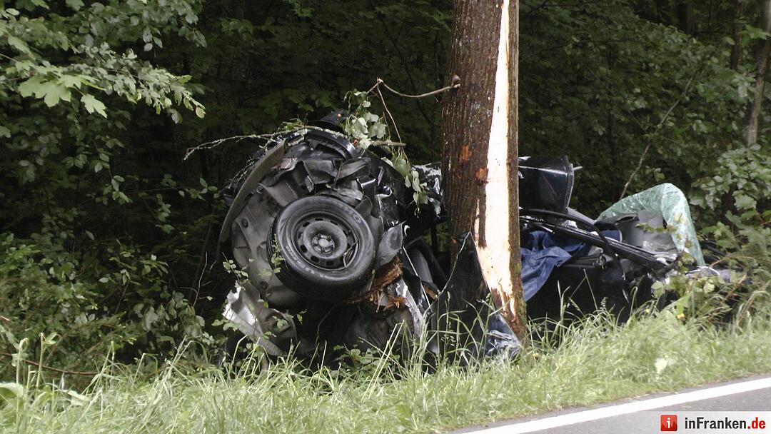 Schrecklicher Unfall erst in den Morgenstunden entdeckt - Fahrer verstirbt in seinem Auto