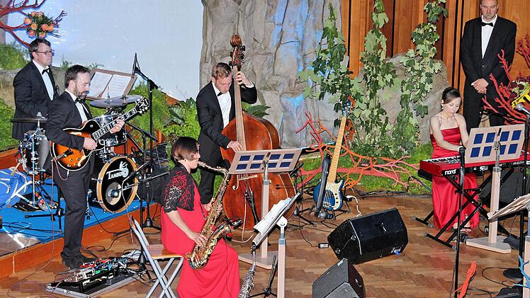 Für glänzende Stimmung sorgte beim Rosenball den ganzen Abend über die Würzburger Band Sunny Side.  Foto: Dieter Britz