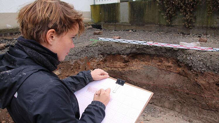 Archäologin Karen Schröder dokumentieren das Ergebnis der Sondage. Foto: Ralf Ruppert