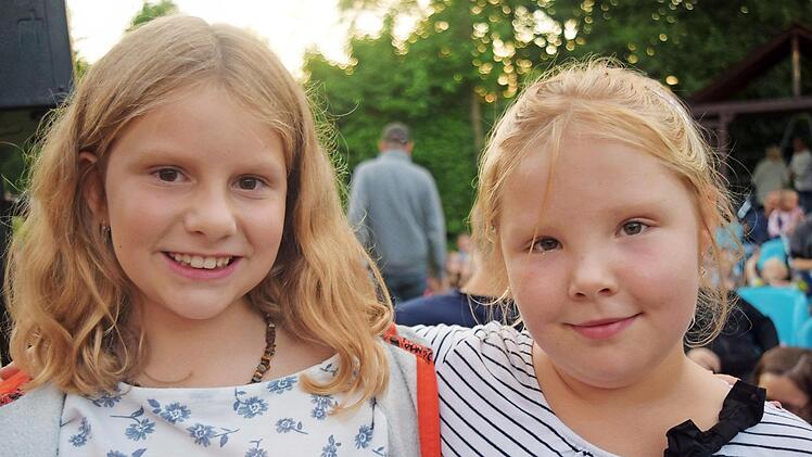 Katharina, neun Jahre alt, und Leonie, sieben Jahre alt, sind sich einig: N&auml;chstes Jahr m&ouml;chten sie im Open-Air Kino unbedingt "Ostwind - Aufbruch nach Ora" sehen. Fotos: Daniela Pondelicek