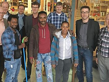 Angebote für Menschen, die durch die Maschen im Arbeitsmarkt gefallen sind, bieten die sozialen Betriebe der Laufer Mühle. Unser Bild zeigt Thomas Dippold, Vorsitzender der Geschäftsführung der Agentur für Arbeit (Fünfter von links), mit Werner Graf (links) und Norbert Ratzke, Geschäftsleiter des Jobcenters Erlangen- Höchstadt (Vierter von links), mit seinem Stellvertreter Friedhelm Burgheim (Zweiter von links) sowie Mitarbeiter und Betreute im Integrationsbetrieb KreisLauf-Kaufhaus Höchstadt...