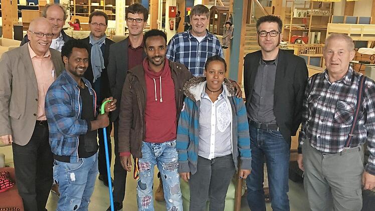 Angebote für Menschen, die durch die Maschen im Arbeitsmarkt gefallen sind, bieten die sozialen Betriebe der Laufer Mühle. Unser Bild zeigt Thomas Dippold, Vorsitzender der Geschäftsführung der Agentur für Arbeit (Fünfter von links), mit Werner Graf (links) und Norbert Ratzke, Geschäftsleiter des Jobcenters Erlangen- Höchstadt (Vierter von links), mit seinem Stellvertreter Friedhelm Burgheim (Zweiter von links) sowie Mitarbeiter und Betreute im Integrationsbetrieb KreisLauf-Kaufhaus Höchstadt...