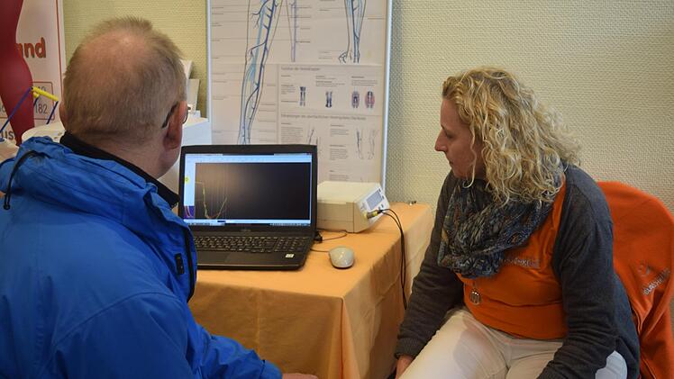 Am Stand vom Orthopädiehaus Blaschke konnten die Besucher einen Venenfunktionstest machen. Foto: Daniela Pondelicek