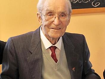 Alfred Wachs feierte 95. Geburtstag. Ein ganze Schar Gratulanten wünschte dem Höchstadter Ehrenbürger alles Gute. Foto: Evi Seeger