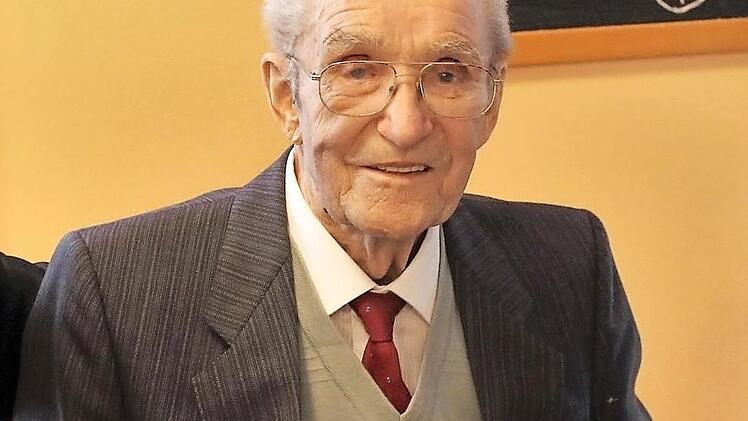 Alfred Wachs feierte 95. Geburtstag. Ein ganze Schar Gratulanten wünschte dem Höchstadter Ehrenbürger alles Gute. Foto: Evi Seeger