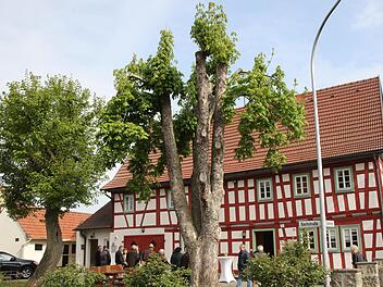 Der alte Kindergarten, wie das Gebäude in Großheirath genannt wird, erstrahlt wieder im neuen Glanz. Der Vorplatz soll in diesem Jahr noch fertiggestellt werden. Allerdings wünschen sich die Anwohner, dass Kastanie durch einen Baum ersetzt wird. Foto: Michael Stelzner