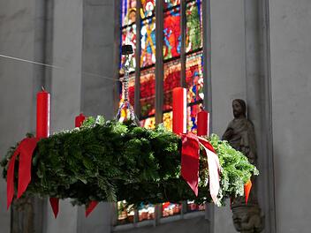 Noch ziert der Adventskranz den Kirchenraum. Doch in den Pfarr- und Kirchengemeinden sind die Vorbereitungen für den Heiligen Abend bereits weit fortgeschritten.  Foto: Heike Beudert