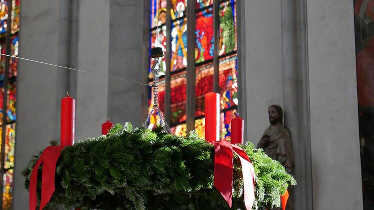 Noch ziert der Adventskranz den Kirchenraum. Doch in den Pfarr- und Kirchengemeinden sind die Vorbereitungen für den Heiligen Abend bereits weit fortgeschritten.  Foto: Heike Beudert