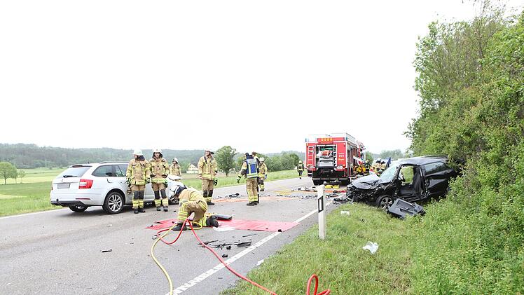 Frauen bei Unfall auf B13 bei Ansbach verletzt eingeklemmt