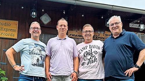 Andy Weiß, Bürgermeister Lucian Feier, Markus Weiß und Wolfgang Emrich vom Verein Obereidischer aus Hemhofen