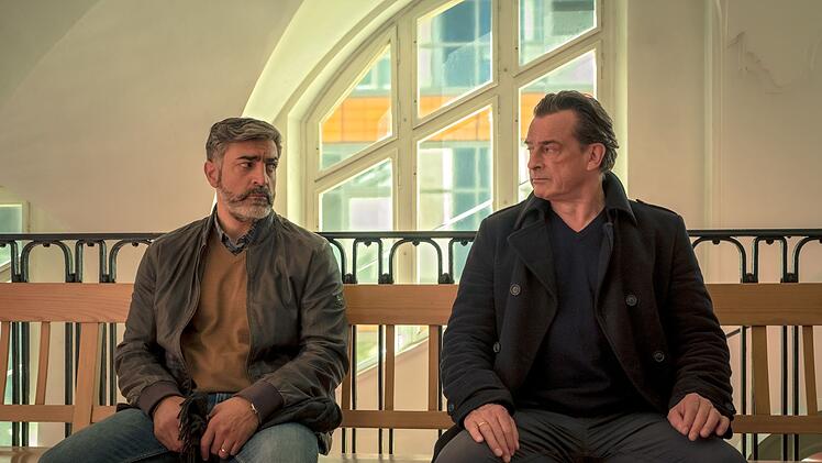 Die Väter der Streithähne, Latif (Neil Malik Abdullah, links) und Simon (Thomas Sarbacher), versuchen, auf einen gemeinsamen Nenner zu kommen.