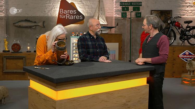 "Ein veritables Scherzglas", fand die Expertin. Solche Spa&szlig;-Gadgets sind bereits seit der Antike bekannt, referierte Friederike Werner. Die Spurensucherin erkannte an der gr&uuml;nen Korrosion, dass meist von der regelkonformen Stelle aus getrunken wurde.