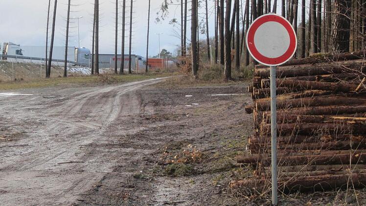 Deutliche Radspuren sind auf dem Beckweg hinter der Raststätte Rhön zu erkennen. Der Gemeinderat machte der inoffiziellen Ausfahrt nun ein Ende.