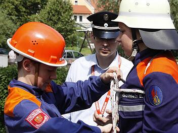 Die Knoten müssen sitzen. Unter dem strengen Blick des Profis zeigte der Feiuerwehrnachwuchs, was er so drauf hat.