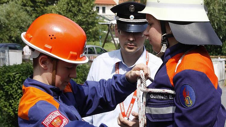 Die Knoten müssen sitzen. Unter dem strengen Blick des Profis zeigte der Feiuerwehrnachwuchs, was er so drauf hat.