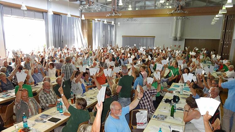 Mit großer Mehrheit stimmen die Delegierten für die vorgeschlagenen Kandidaten des Hauptvorstandes.  Foto: Marion Eckert