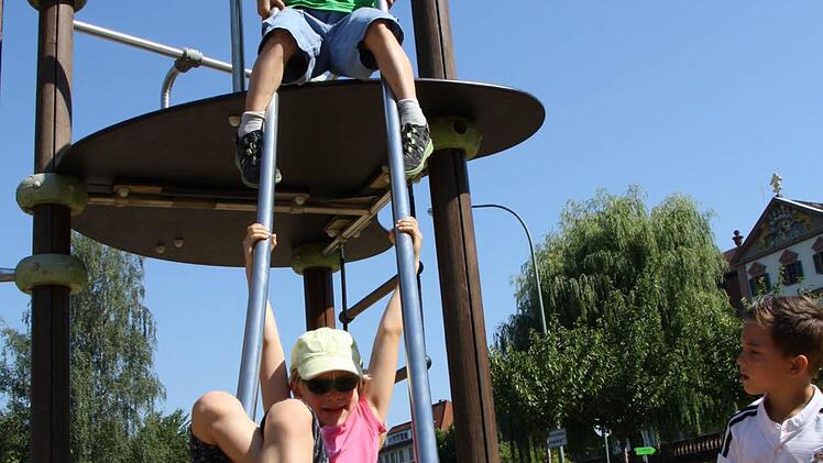 Eindrücke vom Hammelburger Spielplatz am Weiher/ Bleichrasen. Foto: Ralf Ruppert