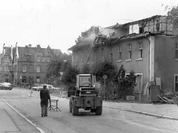 Dieses historische Foto aus dem Tageblatt-Archiv zeigt den Beginn der abriss-Arbeiten am alten Stadtkrankenhaus in Neustadt.Foto: Archiv/Rolf Eckstein