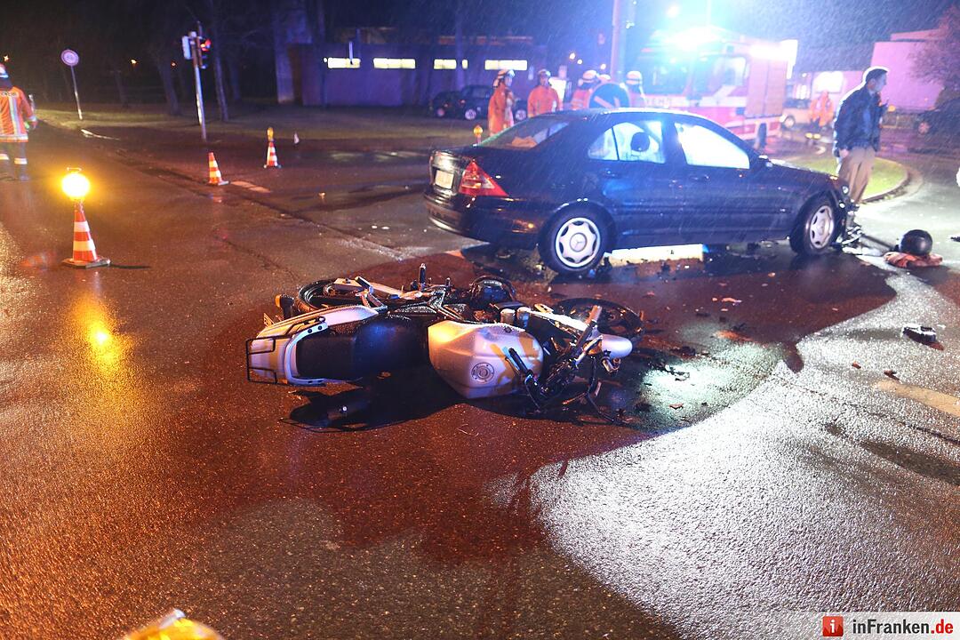 Mercedes erfasst Motorradfahrerin und verletzt sie schwer