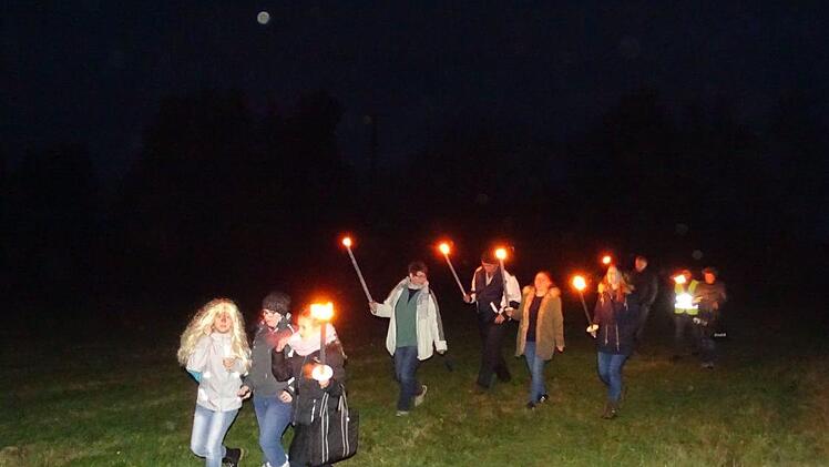 Erhellt von Fackeln und Lampen zogen rund 60 Kinder mit ihren  erwachsenen Begleitern zum Samhain-Fest in Nordhalben.