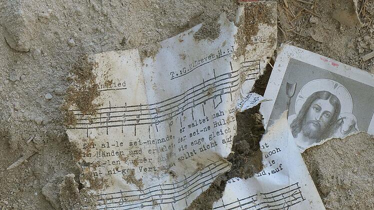 Auch einen Kirchenliedzettel und ein zerrissenes Jesusbild hat der Oberpf&auml;lzer gefunden. Foto: Emil Jenne