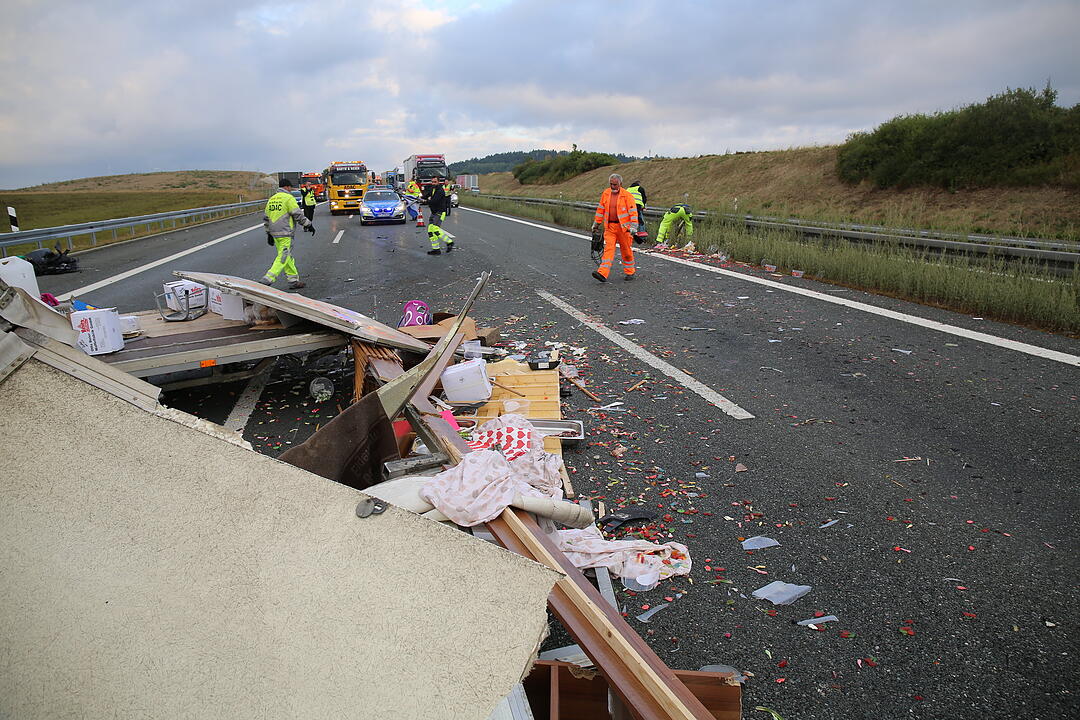 Anhänger umgekippt - Gummibärchen auf der A9 verteilt