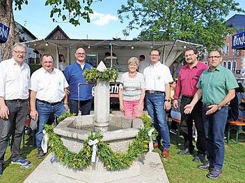 Um den neuen Brunnen versammelten sich Dritter Bürgermeister Werner Neubauer, Stadtrat Harald Martin, der Leiter Geschäftsstellenbetrieb der Sparkasse Kulmbach Kronach, Peter Goihl, Bürgermeisterin Gabriele Weber, Vorsitzender Jürgen Sembach, Stadtrat Michael Hebentanz und Zweiter Bürgermeister Stephanus Neubauer. Foto: privat