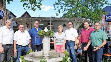 Um den neuen Brunnen versammelten sich Dritter Bürgermeister Werner Neubauer, Stadtrat Harald Martin, der Leiter Geschäftsstellenbetrieb der Sparkasse Kulmbach Kronach, Peter Goihl, Bürgermeisterin Gabriele Weber, Vorsitzender Jürgen Sembach, Stadtrat Michael Hebentanz und Zweiter Bürgermeister Stephanus Neubauer. Foto: privat