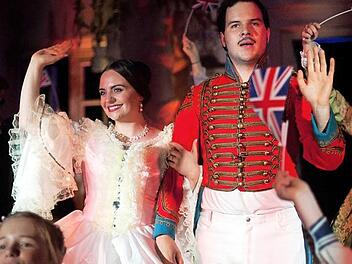 Marie-Sophie Weidinger und Valentin Fruntke kehren noch einmal als Queen Victoria und Prinz Albert in die Ehrenburg zurück.  Foto: Liliana Frewel
