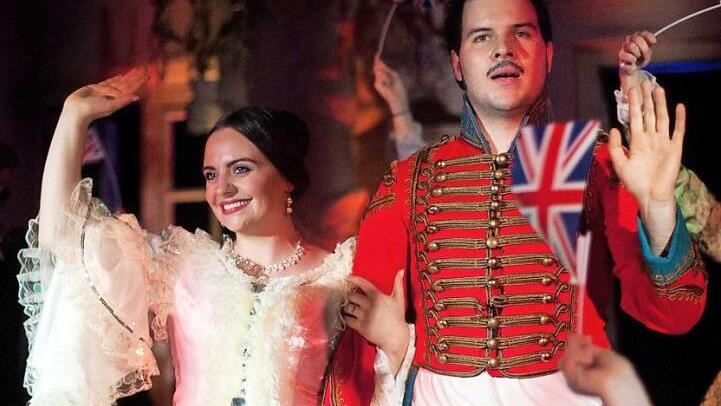 Marie-Sophie Weidinger und Valentin Fruntke kehren noch einmal als Queen Victoria und Prinz Albert in die Ehrenburg zurück.  Foto: Liliana Frewel