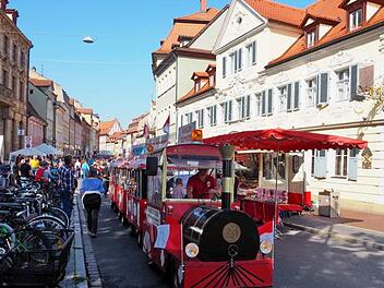 Viele Kinder freuten sich schon drauf: Die Fahrt mit dem "Adlerexpress" gilt als Höhepunkt beim Straßenfest in der Langen Straße.  Fotos: Andrea Spörlein