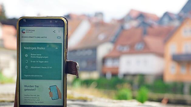 In Kronach gibt es nur noch vier Corona-Patienten. Lohnt es sich dennoch, die Corona-Warn-App zu installieren? Foto: Bastian S&uuml;nkel