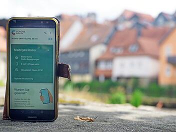 In Kronach gibt es nur noch vier Corona-Patienten. Lohnt es sich dennoch, die Corona-Warn-App zu installieren? Foto: Bastian S&uuml;nkel