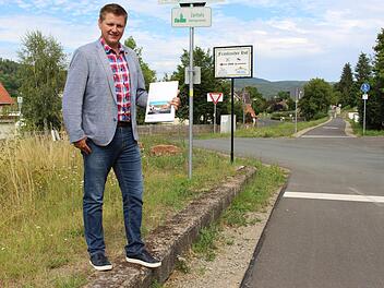 Bürgermeister Matthias Hauke mit dem Städtebaulichen Entwicklungskonzept in den Händen. Am Rhönexpress-Radweg soll es zukünftig auch für Radtouristen einen Grund zum Anhalten geben. Foto: Julia Raab