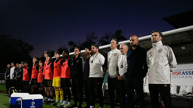 Nationaltrainer Antonio Di Salvo (zweiter von rechts) betreut den aktuelle U21-Kader seit Beginn der Qualifikation im Herbst 2023. Hier spielte man am 13. Oktober 2023 gegen Bulgarien.