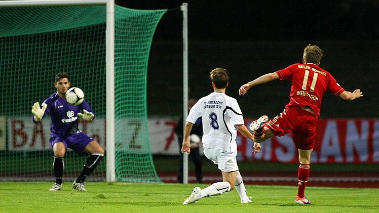 Den Schuss des M&uuml;nchners Patrick Weihrauch  wehrt   FCE-Torwart  Oliver Scheufens ab.  Victor Gradl (Nummer acht)  kann  beruhigt sein.