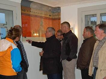 Beeindruckt zeigten sich die Gemeinderäte von der gelungenen Renovierung des ehemaligen Pfarrhauses Hassenbach.  Fotos: Günther Straub